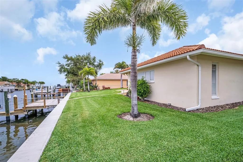 2041 Carolina Avenue NE St Petersburg FL 33703