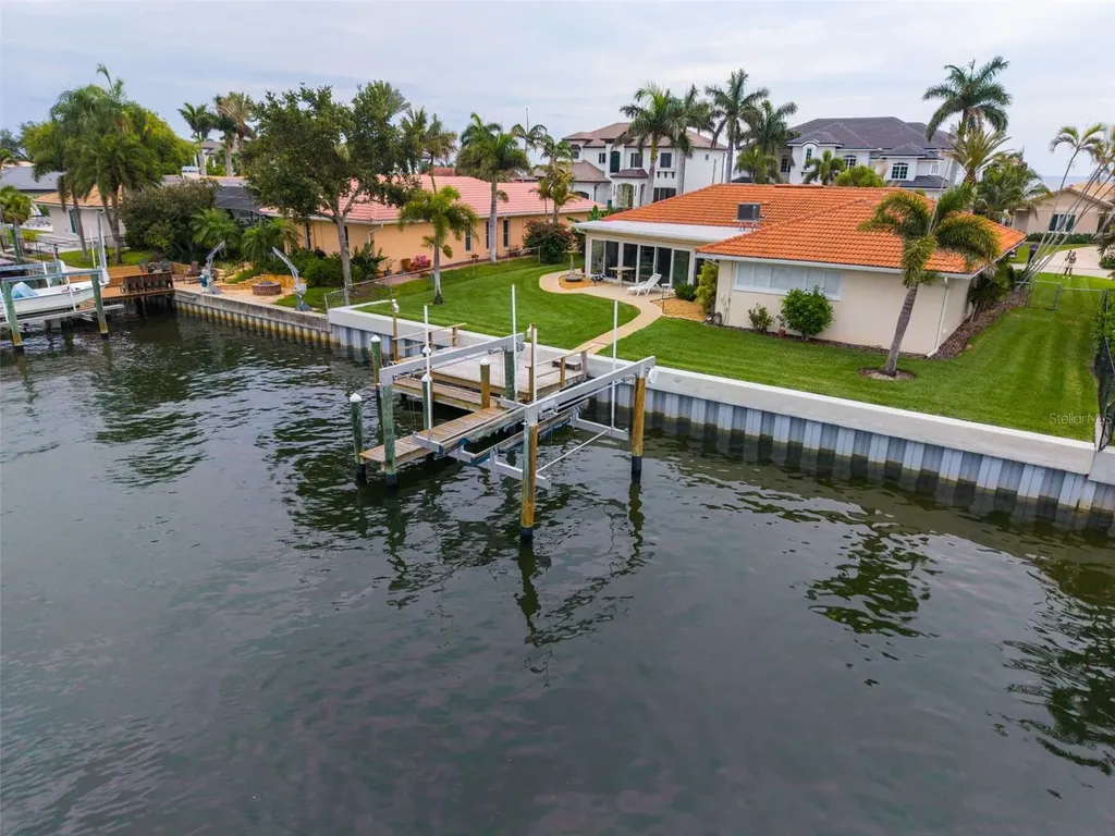 2041 Carolina Avenue NE St Petersburg FL 33703