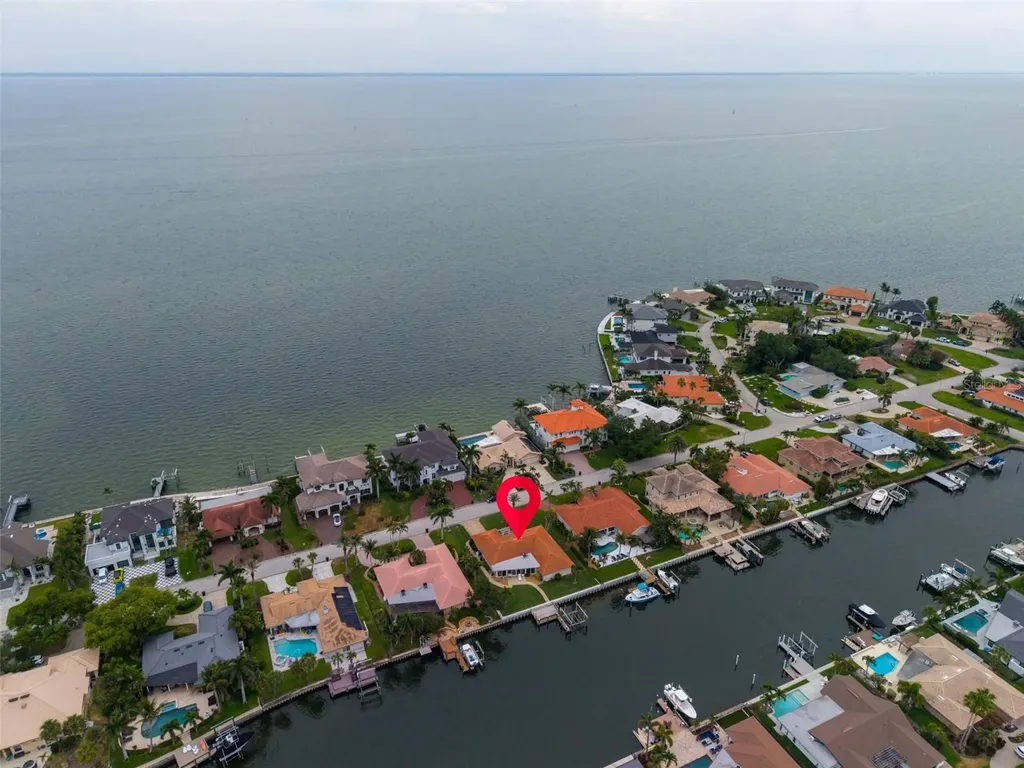 2041 Carolina Avenue NE St Petersburg FL 33703