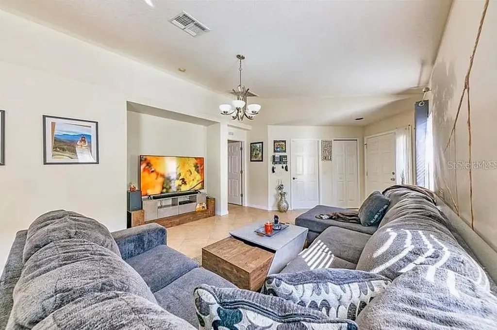 5861 Wrenwater Drive Lithia FL 33547
