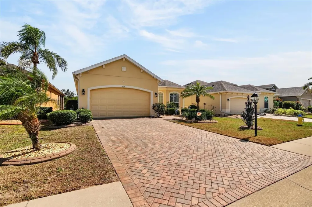 1525 Emerald Dunes Drive Sun City Center FL 33573