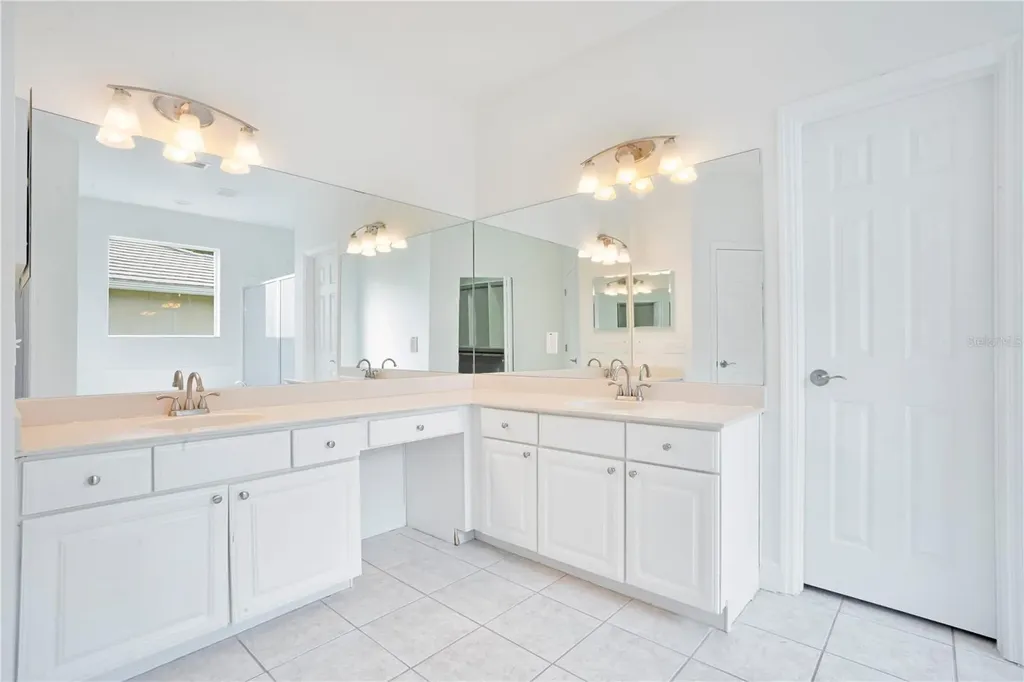 18013 Forest Retreat Lane Tampa FL 33647