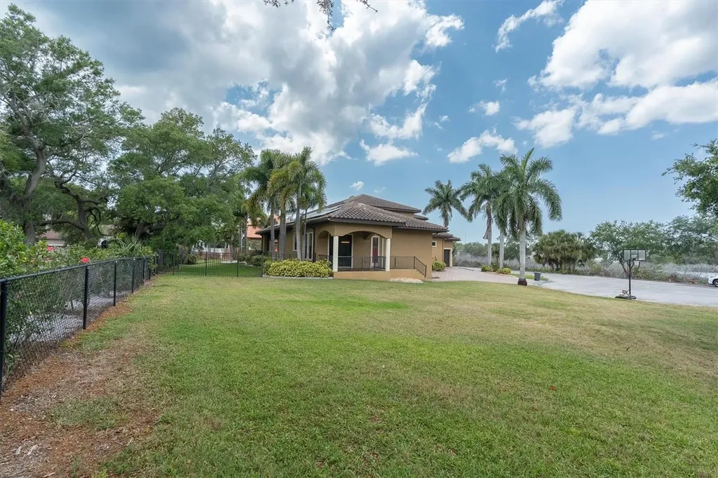 1067 Ashland Avenue Tarpon Springs FL 34689