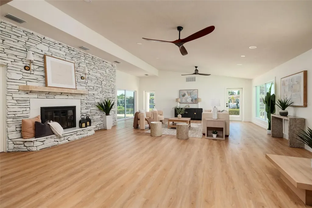 2063 Illinois Avenue NE St Petersburg FL 33703