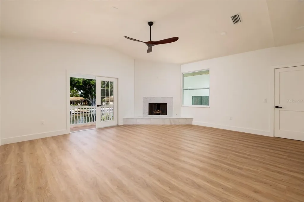 2063 Illinois Avenue NE St Petersburg FL 33703