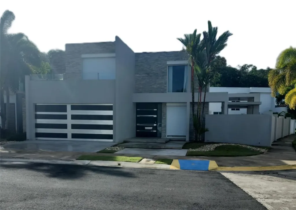 4 Adonidia Bayamon PR 00956