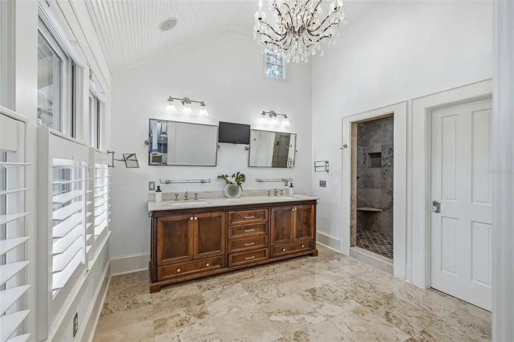 1811 W Hills Avenue Tampa FL 33606