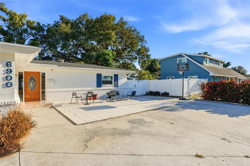 6900 10th Avenue N St Petersburg FL 33710
