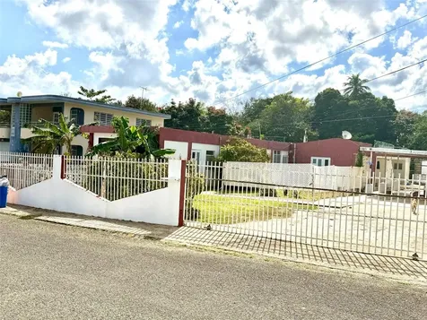 507 Vicenta Arroyo Manati PR 00674