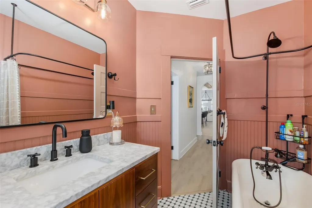 909 E Crenshaw Street Tampa FL 33604