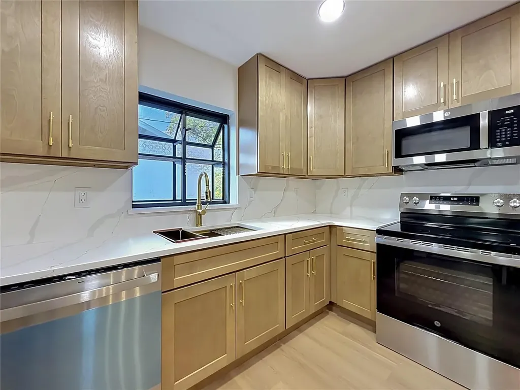 2105 Shaffer Place Orlando FL 32806