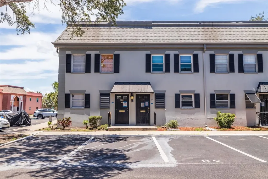 6979 Place De La Paix South Pasadena FL 33707