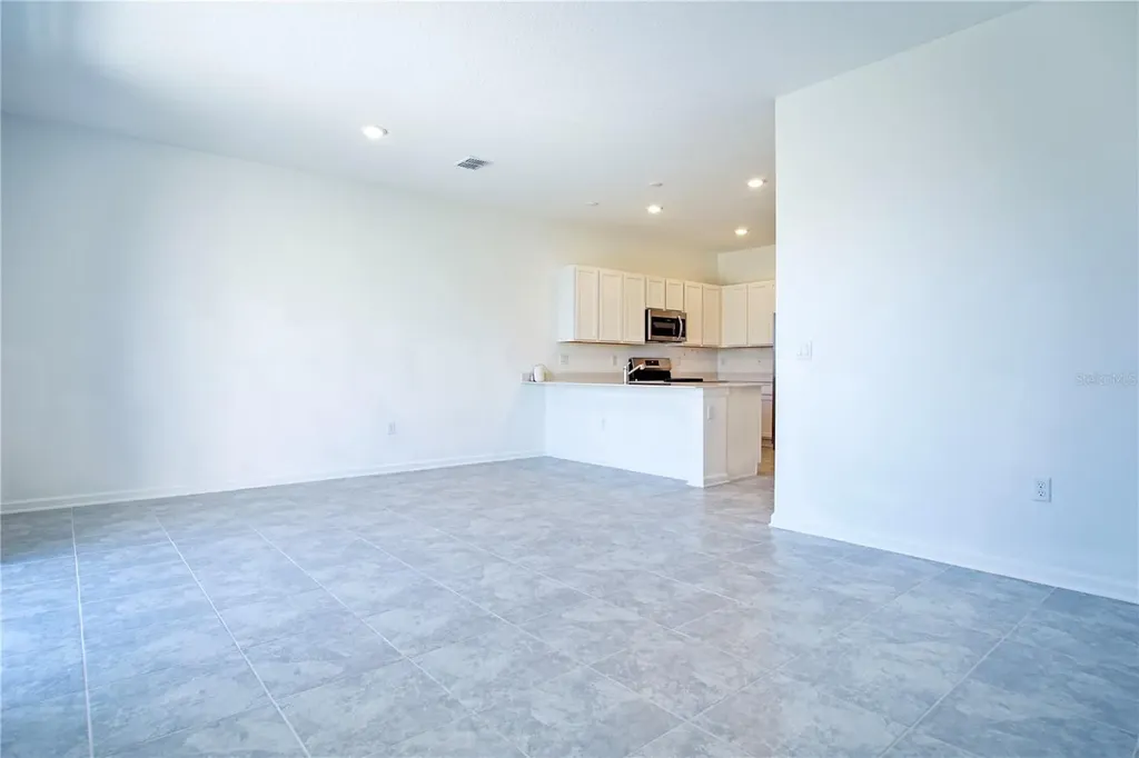 2537 Skyline Loop Kissimmee FL 34758