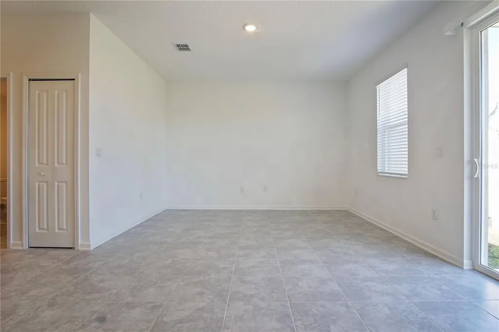 2537 Skyline Loop Kissimmee FL 34758