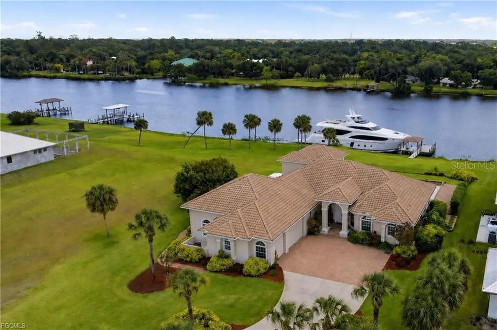 2504 Caloosa Shores Drive Labelle FL 33935