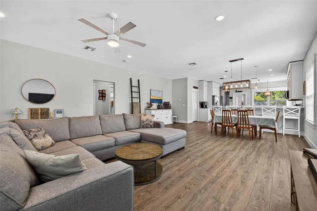1137 55th Avenue N St Petersburg FL 33703