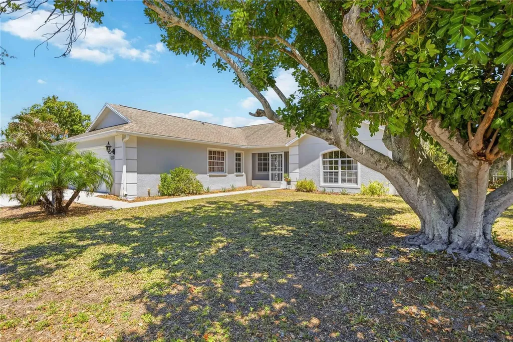 4851 Hamlets Grove Drive Sarasota FL 34235