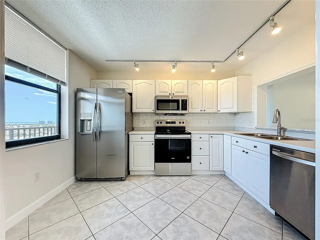 7300 Sun Island Dr S, South Pasadena FL 33707