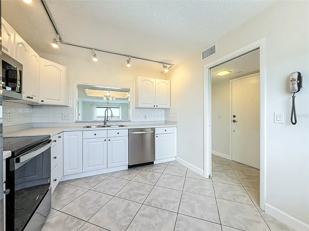 7300 Sun Island Dr S, South Pasadena FL 33707