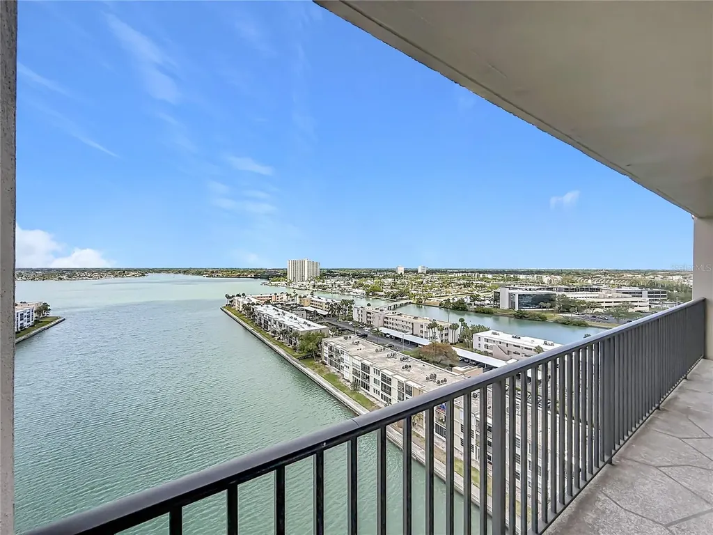 7300 Sun Island Dr S, South Pasadena FL 33707