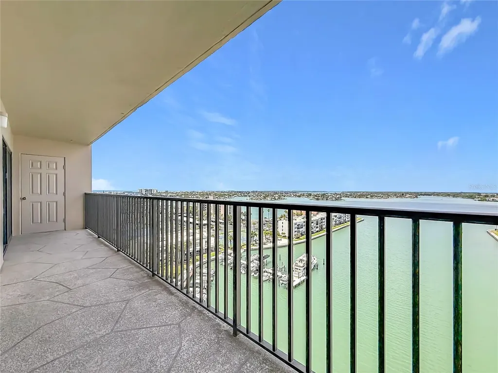 7300 Sun Island Dr S, South Pasadena FL 33707