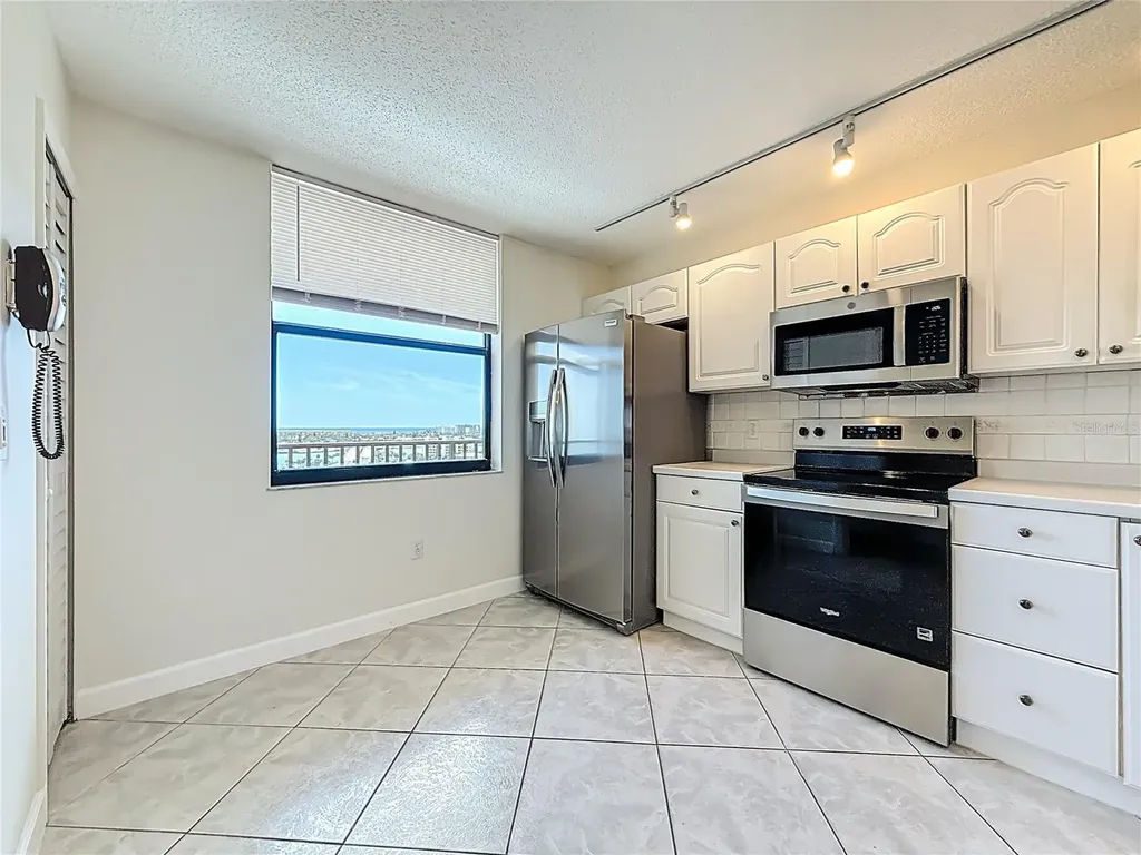 7300 Sun Island Dr S, South Pasadena FL 33707