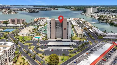 7300 Sun Island Dr S, South Pasadena FL 33707