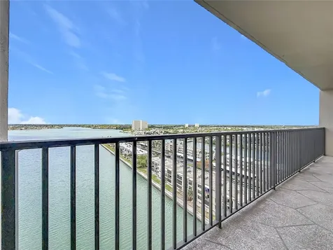 7300 Sun Island Dr S, South Pasadena FL 33707