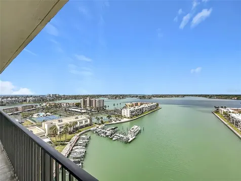 7300 Sun Island Dr S, South Pasadena FL 33707
