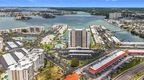 7300 Sun Island Dr S, South Pasadena FL 33707