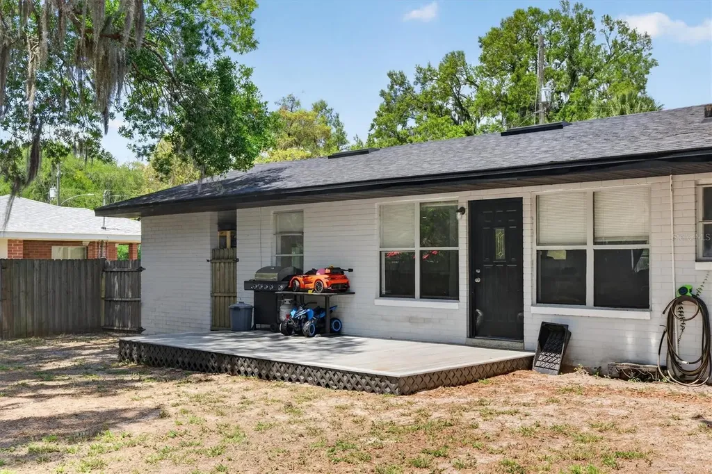 2303 Mahoney Avenue Leesburg FL 34748