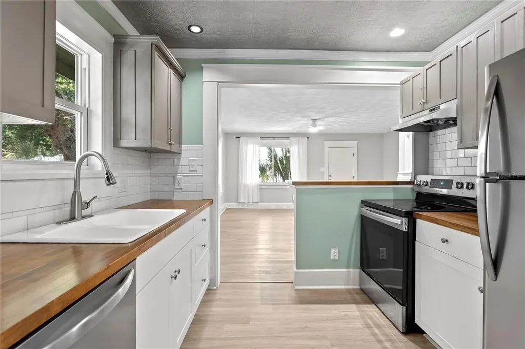 225 35th Street S St Petersburg FL 33711