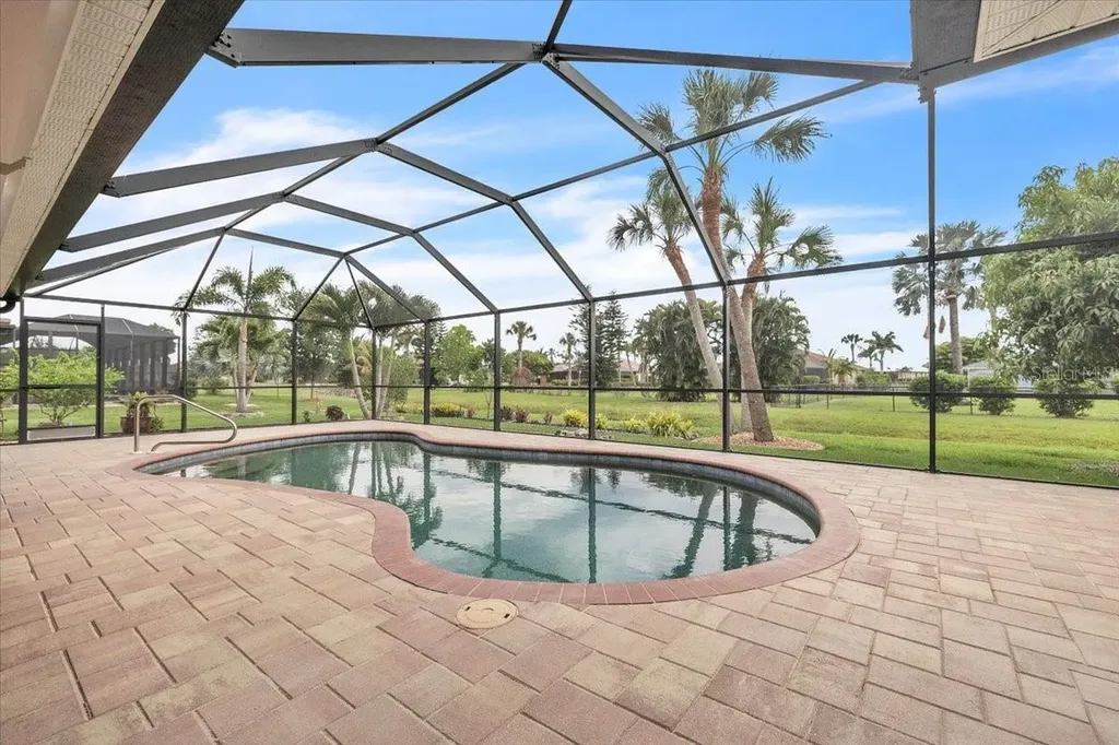 519 W Cashew Punta Gorda FL 33955