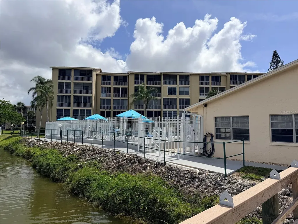3621 Lake Bayshore Drive Bradenton FL 34205