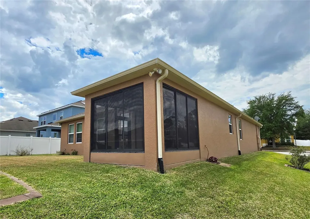 2653 Limerick Circle Grand Island FL 32735