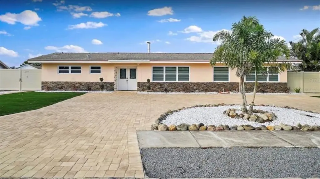 245 78 Th Avenue N St Petersburg FL 33702