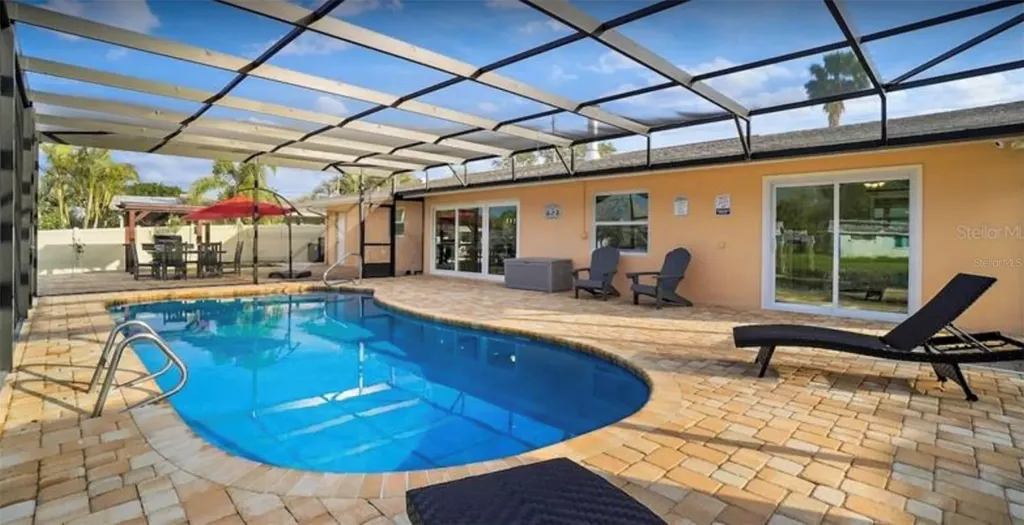 245 78 Th Avenue N St Petersburg FL 33702