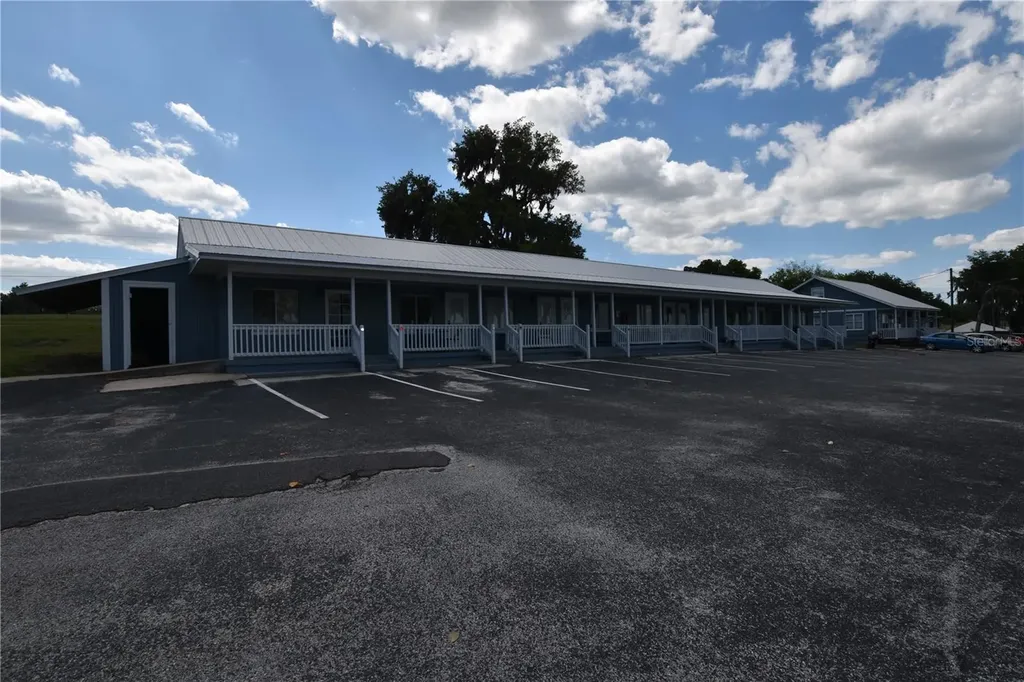 704 S Lakeshore Boulevard Howey In The Hills FL 34737