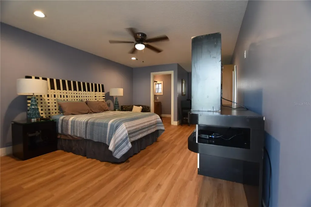 704 S Lakeshore Boulevard Howey In The Hills FL 34737