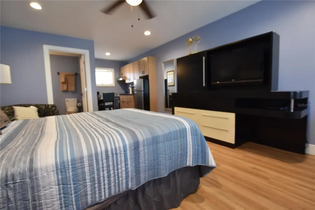 704 S Lakeshore Boulevard Howey In The Hills FL 34737