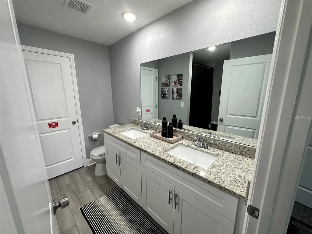 943 Derbyshire Drive Kissimmee FL 34758