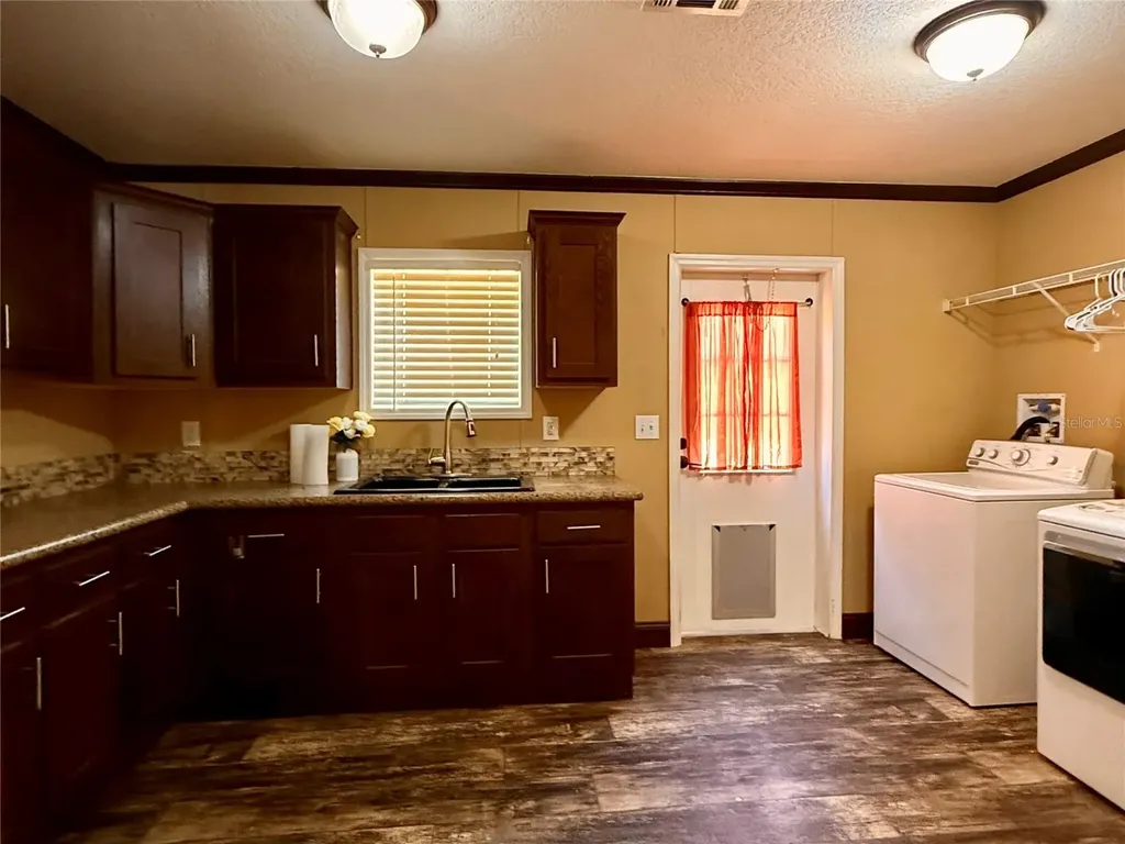 9711 SE Highway 464c Ocklawaha FL 32179