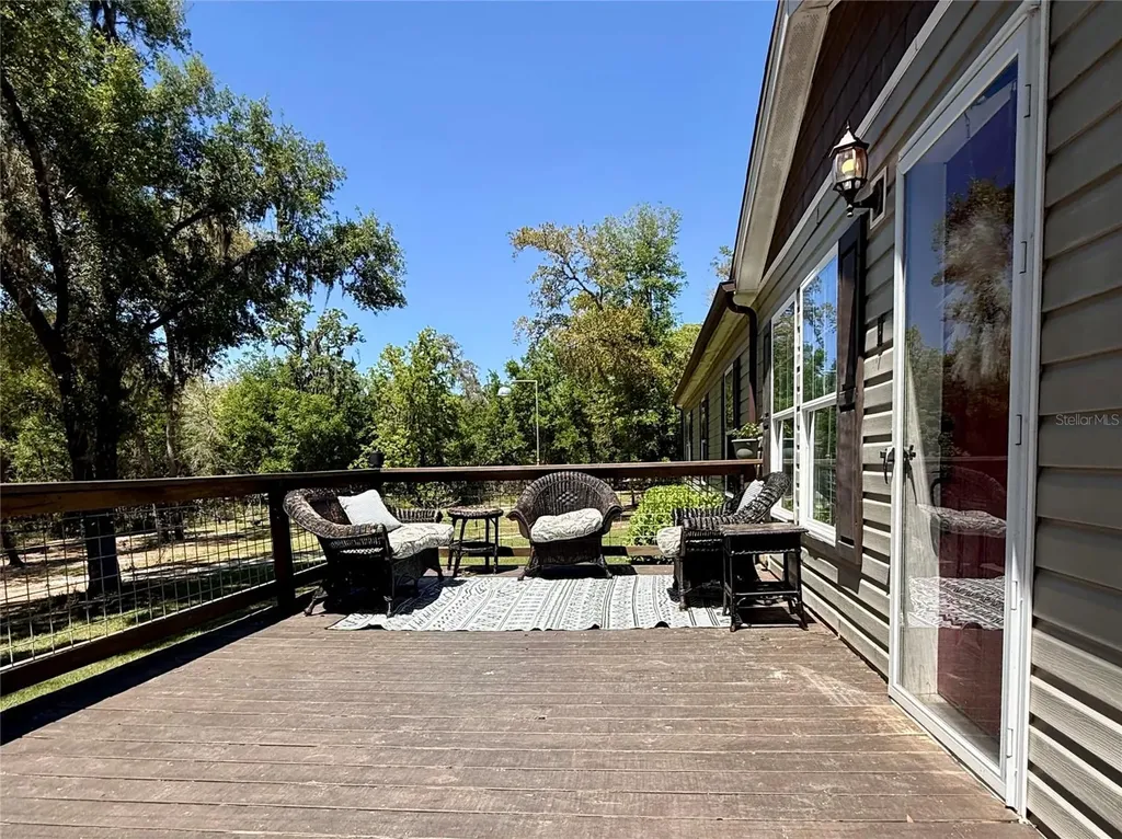 9711 SE Highway 464c Ocklawaha FL 32179