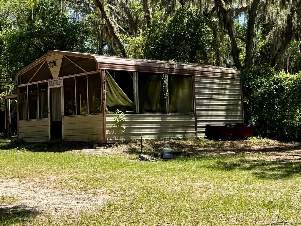 9711 SE Highway 464c Ocklawaha FL 32179