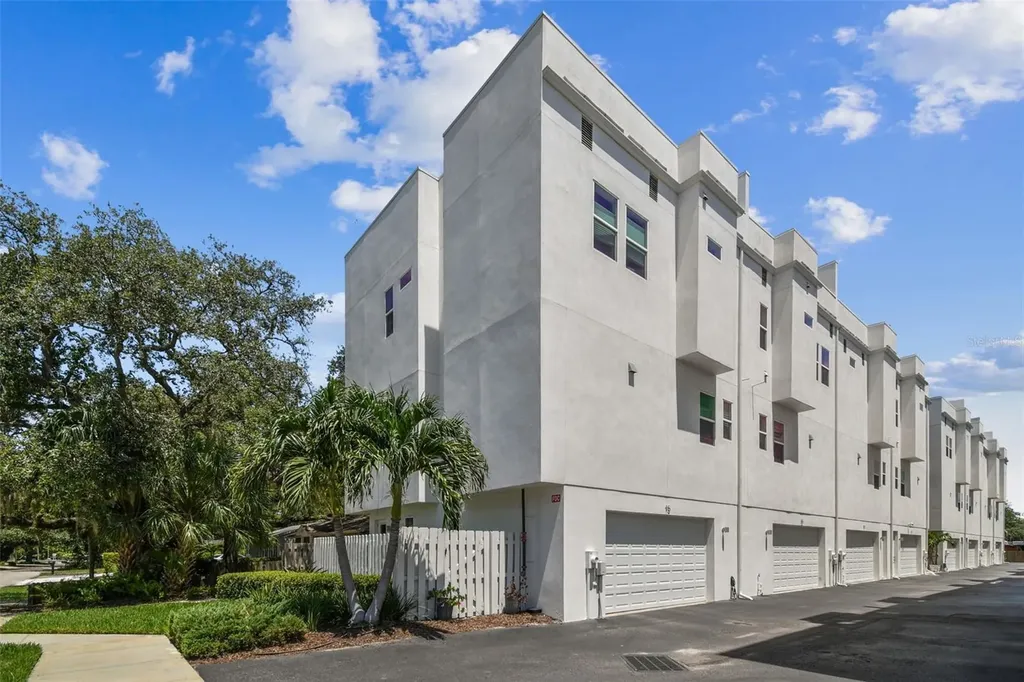 3100 W Paul Avenue Tampa FL 33611