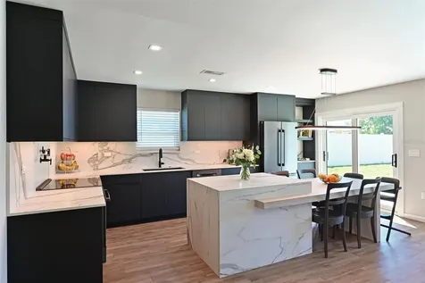 910 Plum Tree Lane Sarasota FL 34243