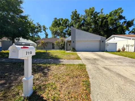 719 Regent Circle S Brandon FL 33511