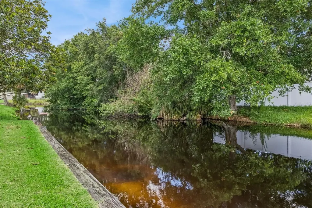 5274 Island View Circle N Polk City FL 33868