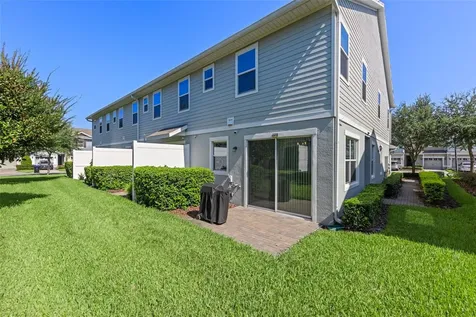 978 E 10th Street Apopka FL 32703