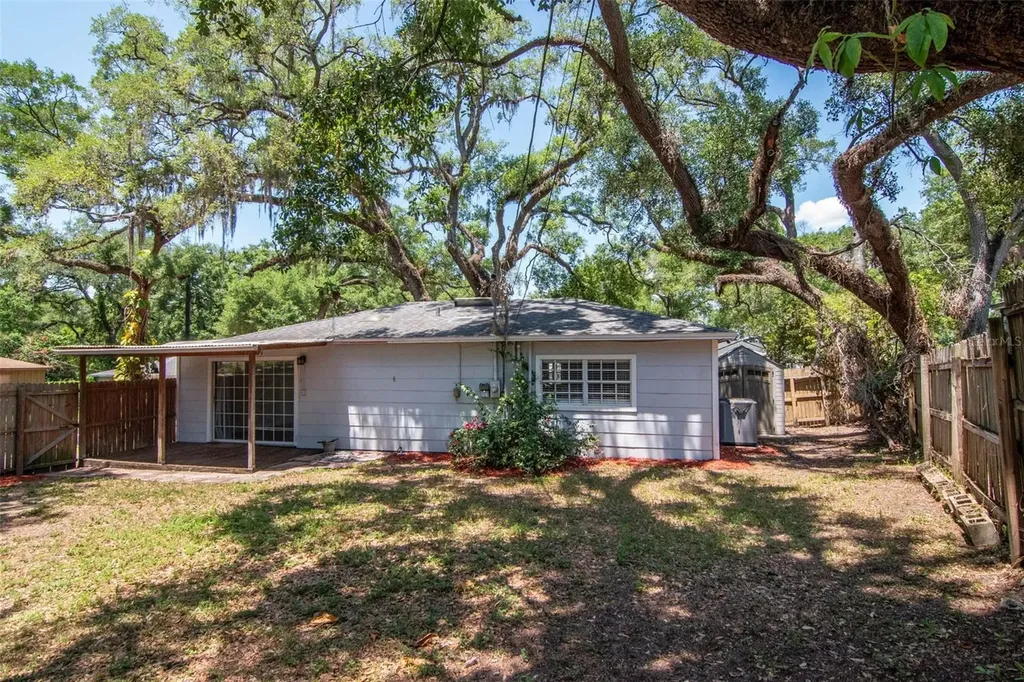 2101 E Howell Street Tampa FL 33610